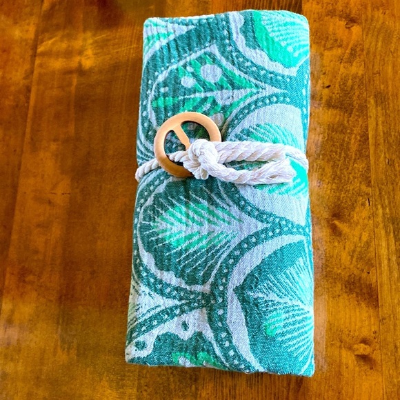 Wrap Clip Faux Wood Keep it Put - Picture 9 of 13